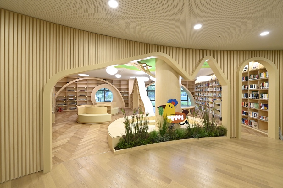 ▲ 오는 3월부터 달성어린이숲도서관의 평일 운영 종료시간은 기존 오후 6시에서 오후 7시로 변경된다(달성어린이숲도서관 1층 가족열람실).ⓒ달성군