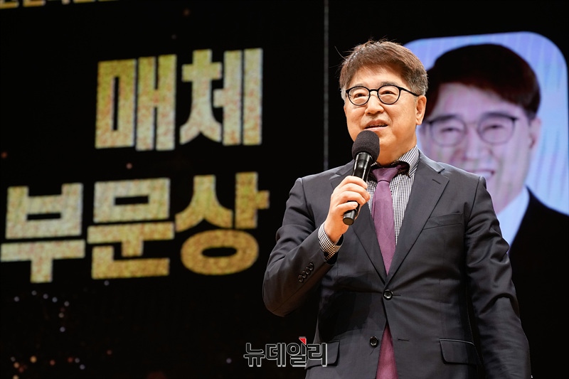 ▲ 국민의힘이 추천한 천영식 방송미디어통신위원회 상임위원 추천안이 국회에서 부결돼 논란이 일고 있다. 사진은 2024년 11월 7일 서울 여의도 KBS 아트홀에서 열린 '제2회 대한민국 언론인 대상'에서 매체 부문상을 수상하고 있는 천영식 펜앤마이크 대표. ⓒ서성진 기자