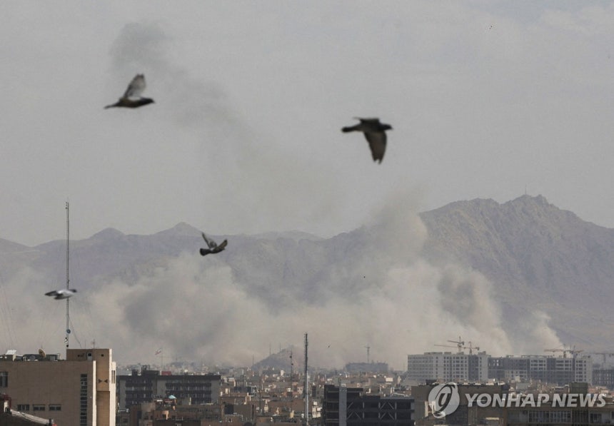 ▲ 폭발 연기 피어오르는 이란 수도 테헤란. /로이터=연합뉴스