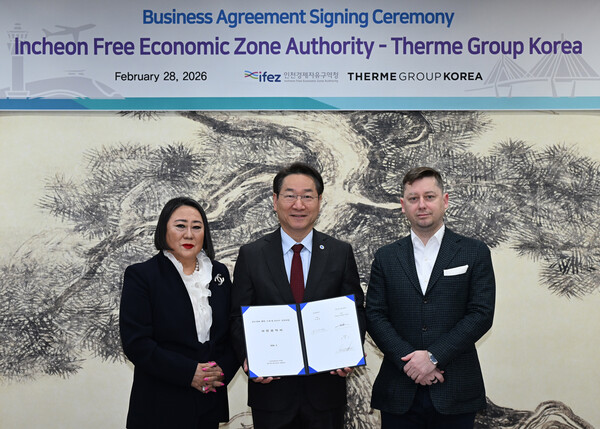▲ 유정복 인천시장이 송도 G타워에서 열린 '테르메 사업본협약 및 토지대부계약 체결식'에서 스텔리안 야콥 테르메그룹본사 부회장, 김인숙 테르메그룹코리아 회장과 기념 촬영을 하고 있다. ⓒ인천시 제공