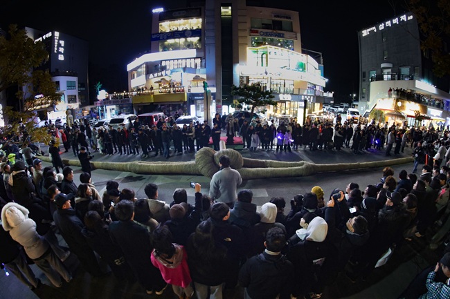 ▲ 도내 18개 시군에서 진행되는 대보름 행사중 가장 큰 축제로 평가 받는 '2026 삼척정월대보름제'의 28일 야간횟불기줄다리기 모습. 삼척정월대보름제는 1일까지, 그리고 정월대보름 당일인 3일에도 진행된다. ⓒ삼척시