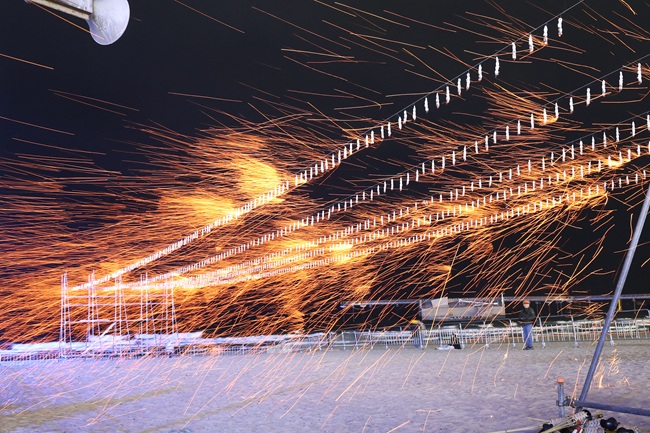 ▲ 도내 18개 시군에서 진행되는 대보름 행사중 가장 큰 축제로 평가 받는 '2026 삼척정월대보름제'의 28일 낙화놀이 모습. 삼척정월대보름제는 1일까지, 그리고 정월대보름 당일인 3일에도 진행된다. ⓒ삼척시