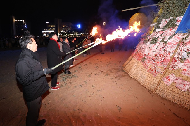 ▲ 도내 18개 시군에서 진행되는 대보름 행사중 가장 큰 축제로 평가 받는 '2026 삼척정월대보름제'의 28일 달집태우기 모습. 삼척정월대보름제는 1일까지, 그리고 정월대보름 당일인 3일에도 진행된다. ⓒ삼척시