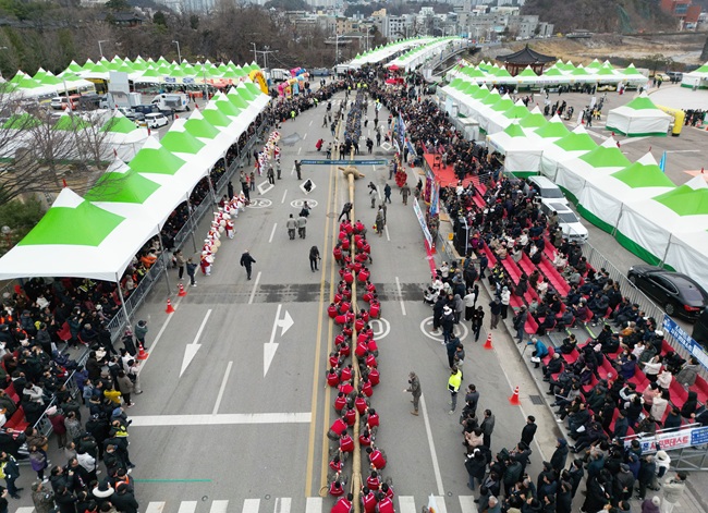 ▲ 도내 18개 시군에서 진행되는 대보름 행사중 가장 큰 축제로 평가 받는 '2026 삼척정월대보름제'의 28일 기줄다리기 행사 모습. 삼척정월대보름제는 1일까지, 그리고 정월대보름 당일인 3일에도 진행된다. ⓒ삼척시