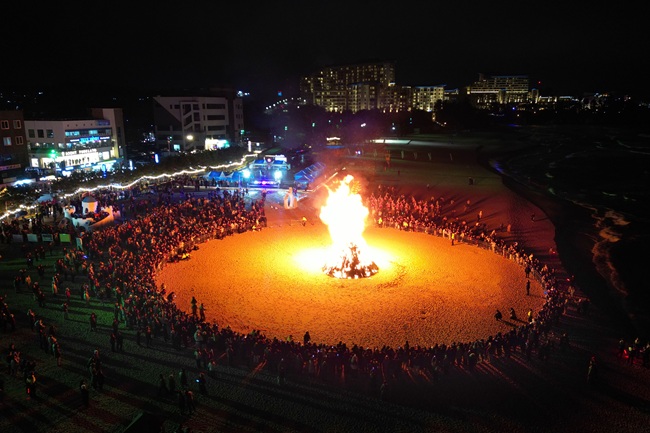 ▲ 도내 18개 시군에서 진행되는 대보름 행사중 가장 큰 축제로 평가 받는 '2026 삼척정월대보름제'의 28일 달집태우기 모습. 삼척정월대보름제는 1일까지, 그리고 정월대보름 당일인 3일에도 진행된다. ⓒ삼척시