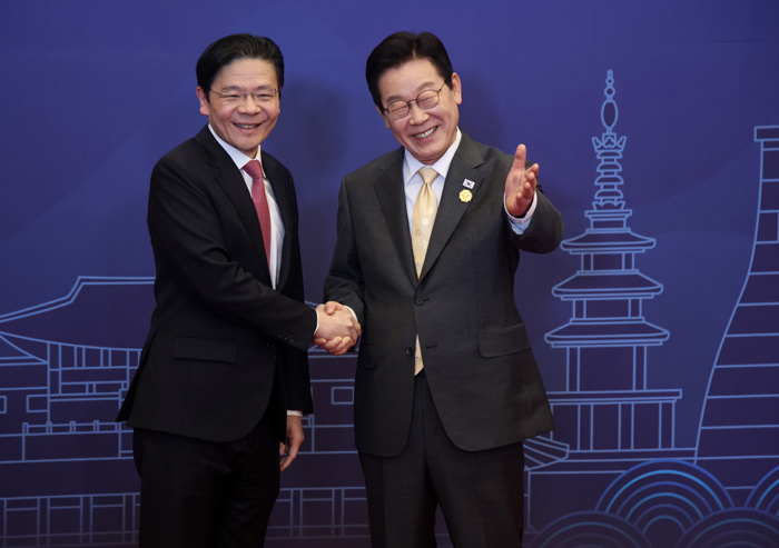 ▲ 이재명 대통령이 지난해 10월 29일 경북 경주 힐튼호텔 그랜드볼룸에서 열린 대통령 주최 정상 특별만찬에서 로런스 웡 싱가포르 총리를 영접하는 모습. ⓒ대통령실통신사진기자단