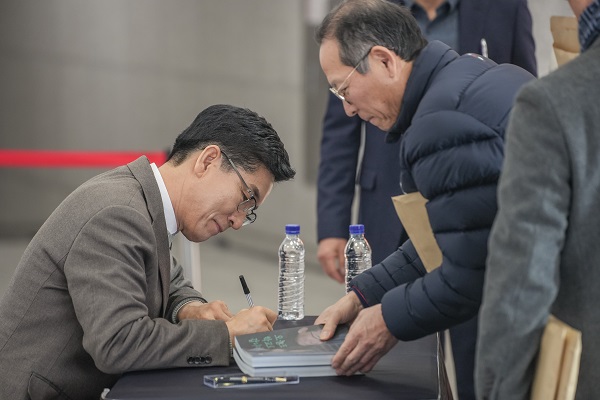▲ 윤건영 충북도교육감이 출판기념회를 찾은 지지자들에게 일일히 친필 사인을 하며 덕담을 나누고 있다.