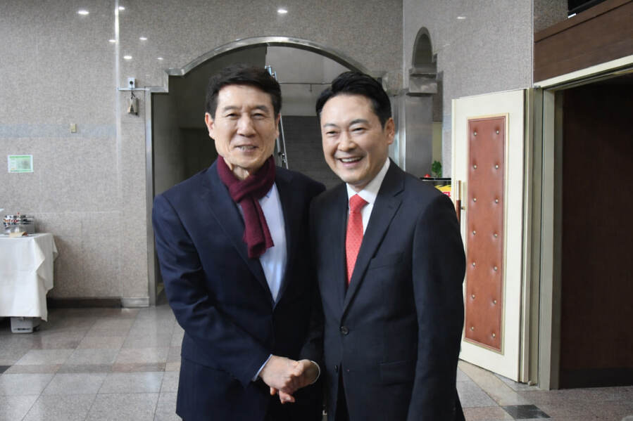 ▲ 이강덕 예비후보(왼쪽)는 칠곡군 교육문화회관에서 열린 정희용 국회의원 의정보고회에 참석해 장동혁 대표와 두 손을 맞잡고 “(장동혁 대표와 함께) 힘을 모으겠다”고 말했다.ⓒ이강덕 예비후보측