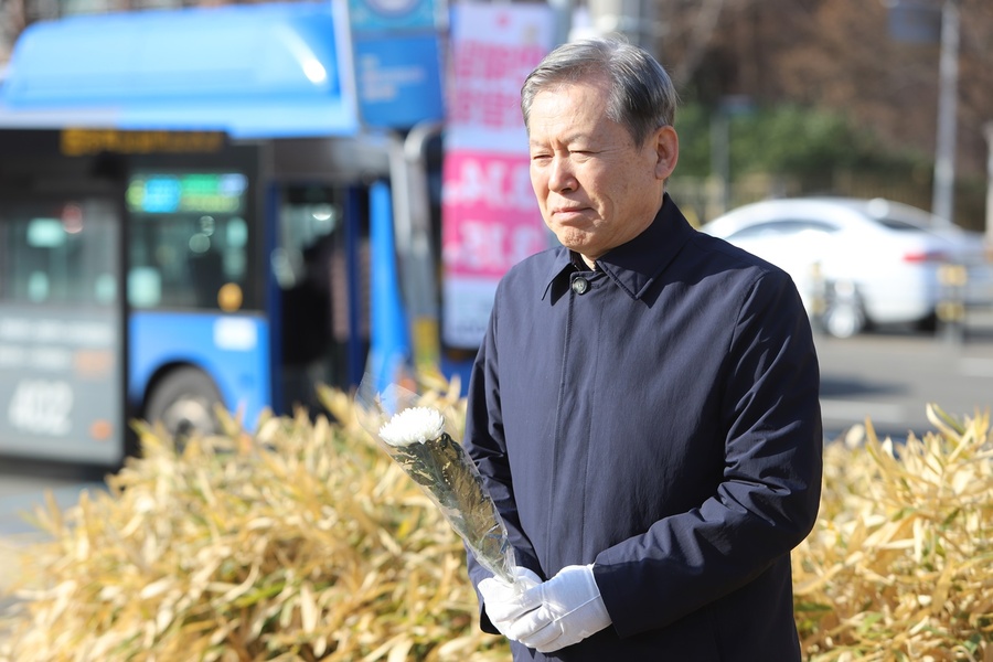 ▲ 제66주년 2·28민주운동 기념일을 앞두고 전 경북대학교 총장인 김상동 출마예정자가 자신의 모교인 경북고등학교 교정에 위치한 기념탑을 방문해 헌화와 묵념의 시간을 가졌다.ⓒ김상동 출마예정자측