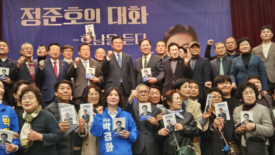 ▲ 강득구 최고위원과 박지원·김태년·이해식·김성회·이건태 의원, 김영록 전남지사·강기정 광주시장, 민형배·안도걸·박균택·전진숙 국회의원, 김대중 전남교육감, 이기영 배우 등 민주당계 핵심 인사와 시민 관계자함께 참석해 기념촬영을 하고있다.ⓒ정준호 국회의원(더불어민주당_광주 북구 갑, 국토교통위원회) 제공