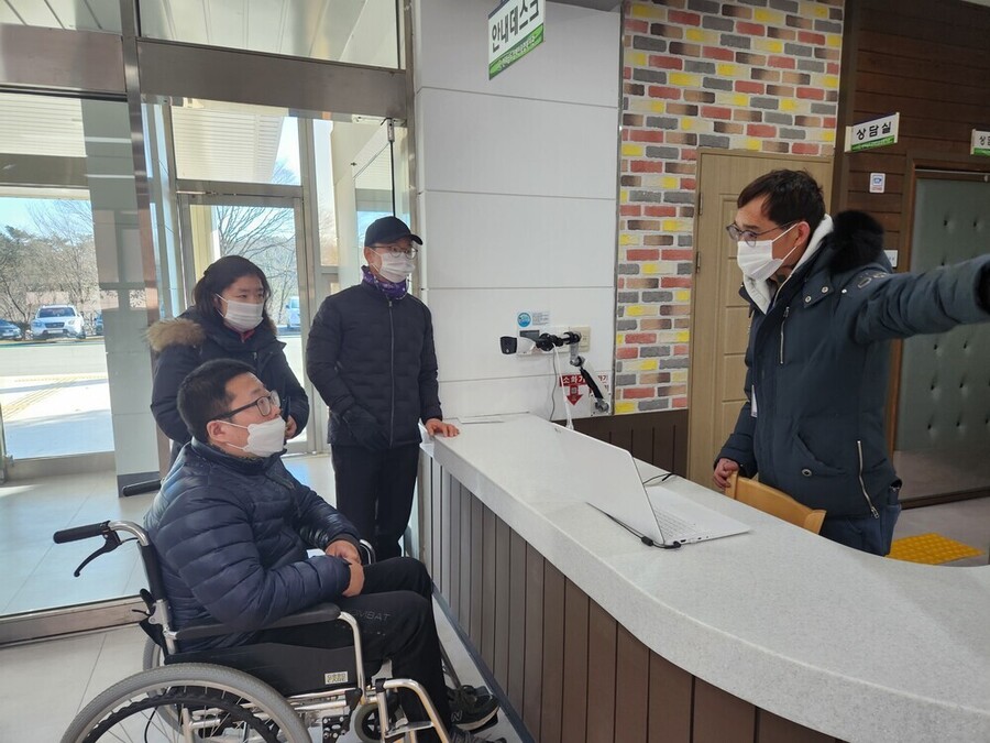 ▲ 장애인 일자리(장애인복지관 안내데스크)ⓒ전라남도 제공