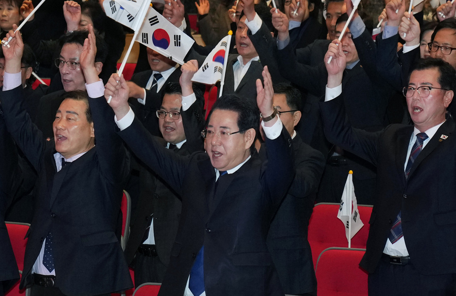 ▲ 김영록 전라남도지사가 1일 전남도청 김대중강당에서 열린 ‘제107주년 3·1절 기념식’에서 참석자들과 만세 삼창을 하고 있다.ⓒ전라남도 제공