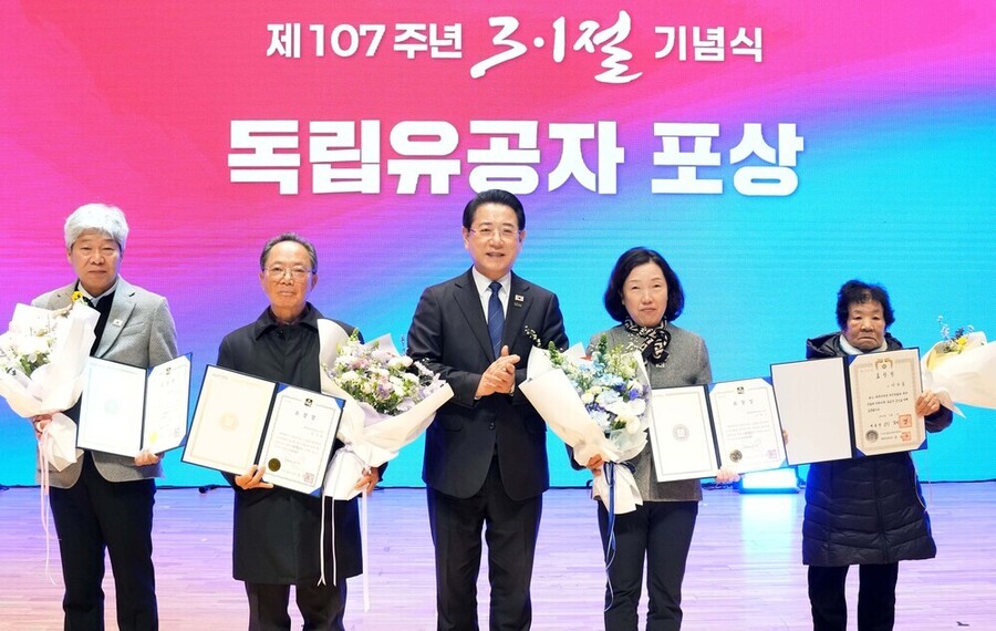 ▲ 김영록 전라남도지사가 1일 전남도청 김대중강당에서 열린 ‘제107주년 3·1절 기념식’에서 유공자들에게 표창을 수여한 뒤 기념촬영을 하고 있다.ⓒ전라남도 제공