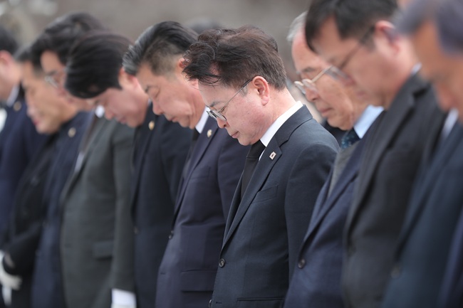 ▲ 육동한 춘천시장이 1일 항일애국선열추모탑에서 분향·묵념하며 제107주년 3·1절을 기념하고 있다. ⓒ춘천시