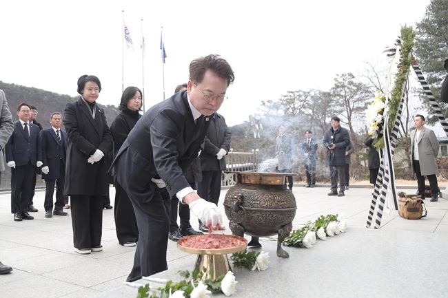 ▲ 육동한 춘천시장이 1일 항일애국선열추모탑에서 분향·묵념하며 제107주년 3·1절을 기념하고 있다. ⓒ춘천시