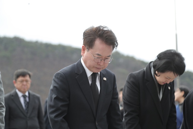 ▲ 육동한 춘천시장이 1일 항일애국선열추모탑에서 분향·묵념하며 제107주년 3·1절을 기념하고 있다. ⓒ춘천시