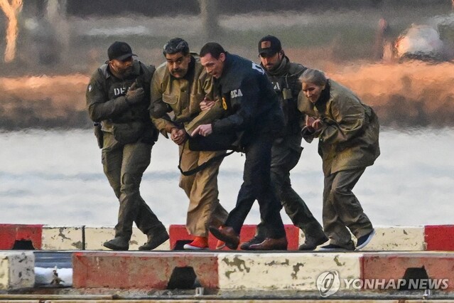 ▲ 구치소에서 법정으로 강제 이송되는 니콜라스 마두로 대통령과 영부인 실리아 플로레스. ⓒ연합뉴스