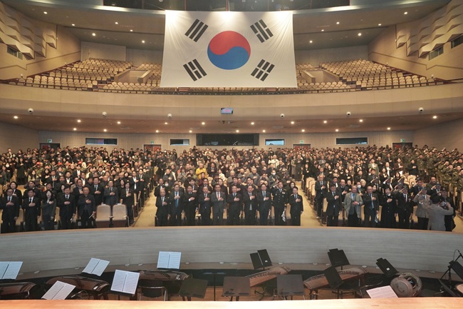 ▲ 육동한 춘천시장이 1일 백령아트센터에서 열린 '제107주년 3·1절 기념식'에 참가했다. ⓒ춘천시