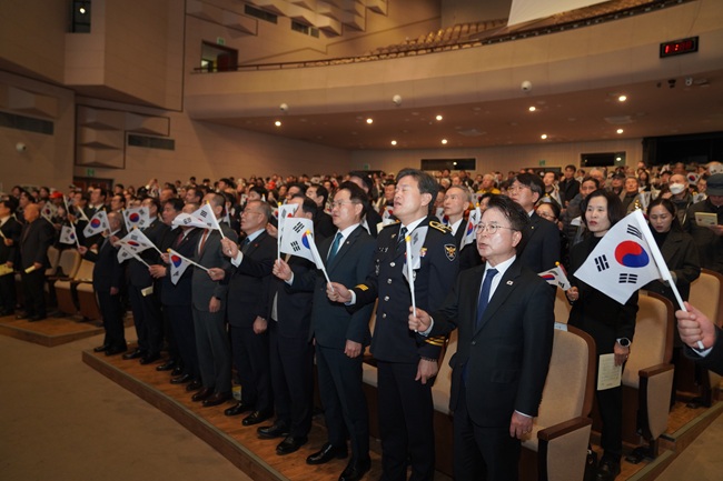▲ 육동한 춘천시장이 1일 백령아트센터에서 열린 '제107주년 3·1절 기념식'에 참가했다. ⓒ춘천시