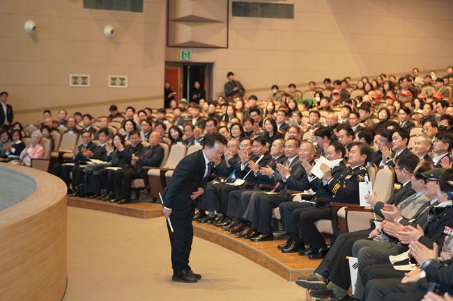 ▲ 육동한 춘천시장이 1일 백령아트센터에서 열린 '제107주년 3·1절 기념식'에 참가했다. ⓒ춘천시