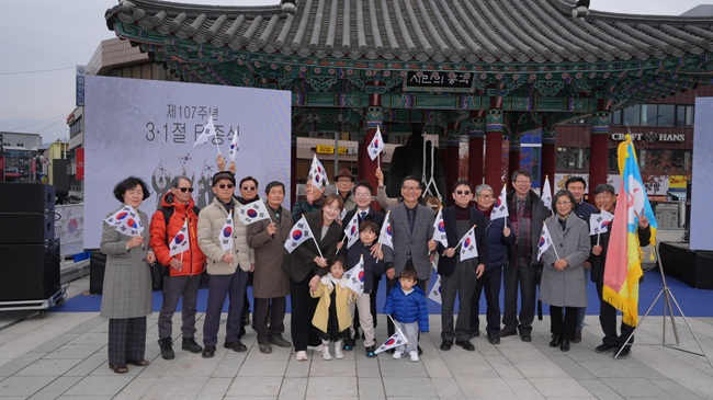 ▲ 육동한 춘천시장과 각계 대표 인사들이 1일 시청광장에서 시민의 종을 타종하며 3·1운동 정신 계승을 다짐하고 있다. ⓒ춘천시