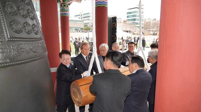 ▲ 육동한 춘천시장과 각계 대표 인사들이 1일 시청광장에서 시민의 종을 타종하며 3·1운동 정신 계승을 다짐하고 있다. ⓒ춘천시