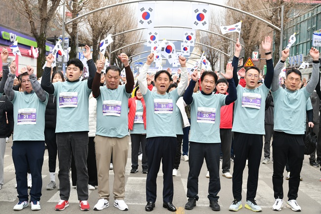 ▲ 3·1절 107주년 기념, 제27회 화천군민 건강 달리기 대회가 1일 화천군 화천읍 일대에서 최문순 군수, 박대현 도의원, 류희상 군의장과 군의원, 군부대 지휘관, 기관단체장을 비롯해 군장병과 군민 1000여명이 참여한 가운데 열렸다. ⓒ화천군