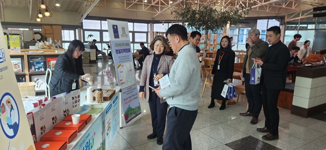 ▲ 영월군이 지난달 26일 강원특별자치도청 신관 달빛카페에서 '영월군 고향사랑기부 현장 이벤트'를 개최하고, 도청 직원들의 참여 속에 행사를 마무리했다. ⓒ영월군