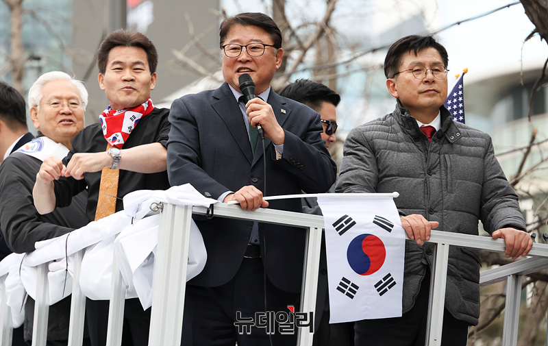 ▲ 고영주(가장 왼쪽부터) 전 자유민주당 대표, 전한길 전 한국사 강사, 조원진 우리공화당 대표, 황교안 자유와혁신 대표가 1일 오후 서울 중구 세종대로에서 열린 자유우파 4당 연합집회에 참석해 자리하고 있다. ⓒ서성진 기자