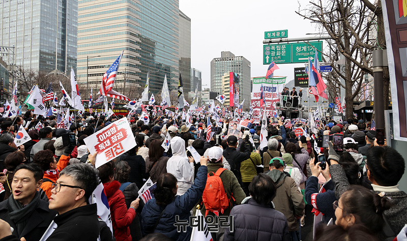 ▲ 황교안 자유와혁신 대표, 조원진 우리공화당 대표, 고영주 전 자유민주당 대표, 전한길 전 한국사 강사를 비롯한 참석자들이 1일 오후 서울 중구 세종대로에서 열린 자유우파 4당 연합집회에 참석해 구호를 외치고 있다. ⓒ서성진 기자