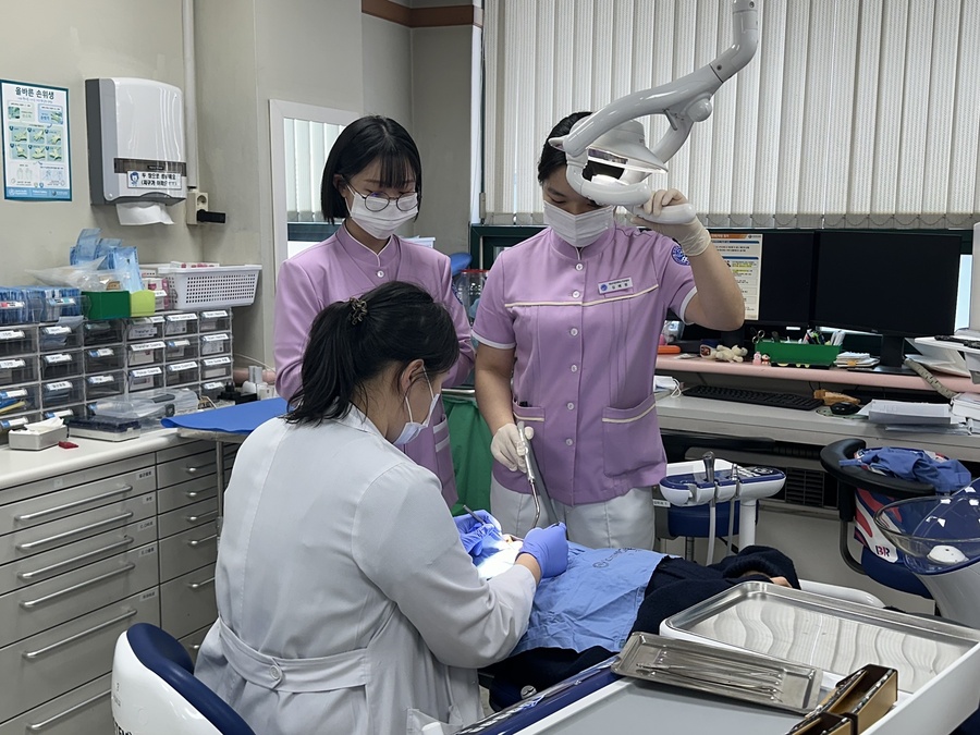 ▲ 한양대학교 병원에서 치위생과 학생들이 실습을 하고 있다.ⓒ영남이공대