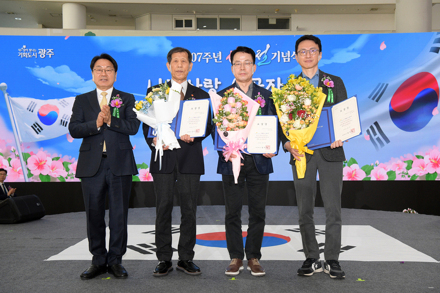 ▲ 강기정 광주광역시장이 1일 시청에서 열린 제107주년 3·1절 기념식에서 유공자 표창을 한 뒤 기념촬영을 하고 있다.ⓒ광주광역시 제공