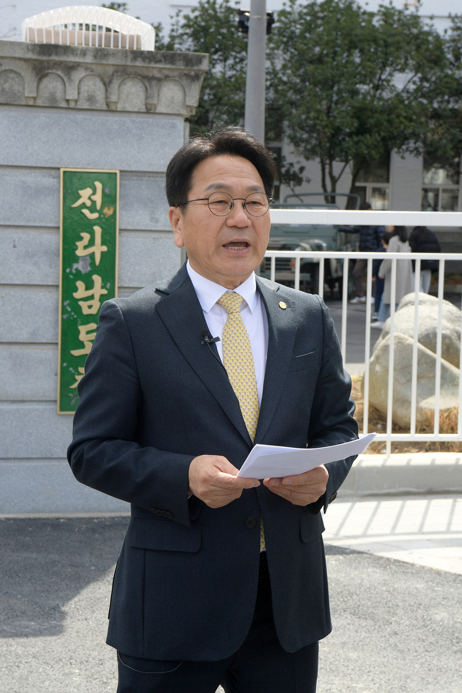 ▲ 강기정 광주광역시장이 1일 시범운영 중인 옛 전남도청 전시실을 둘러본 뒤 '5·18민주화운동 50주년 기획단' 신설 및 사적지 유네스코 등재 추진 구상 등을 밝히고 있다.ⓒ광주광역시 제공