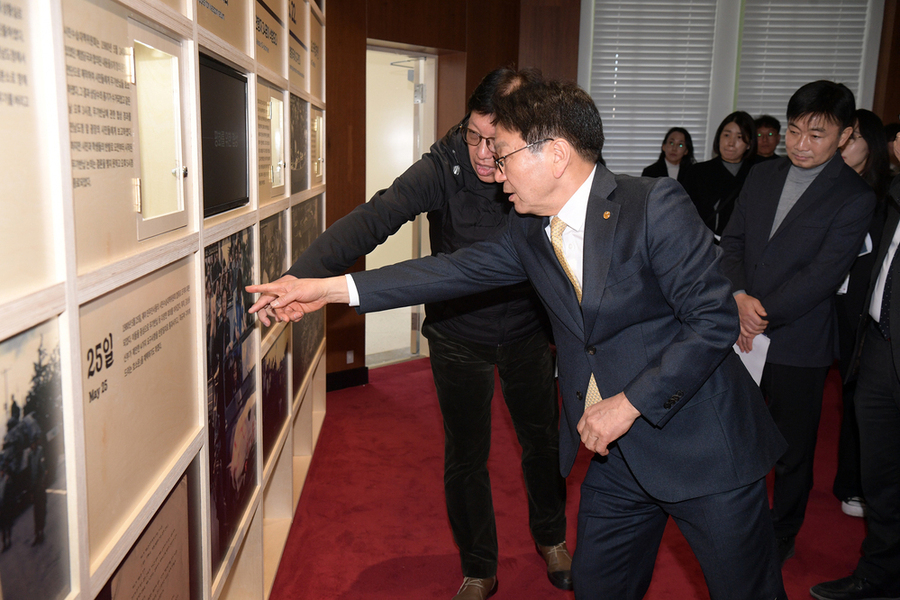 ▲ 강기정 광주광역시장은 1일 시범운영 중인 옛 전남도청을 찾아 전시 시설을 둘러보고 있다.ⓒ광주광역시 제공