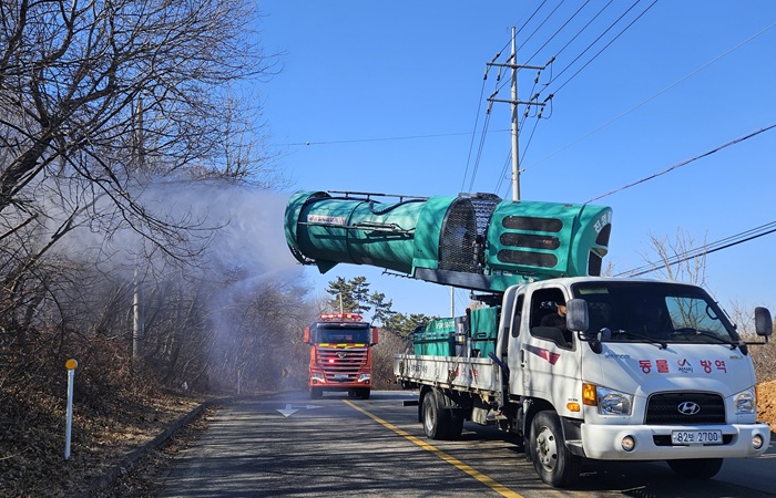 ▲ 서산시 농업기술센터가 광역방제기를 이용해 도비산 인근에서 예비주수를 실시하고 있다.ⓒ충남도