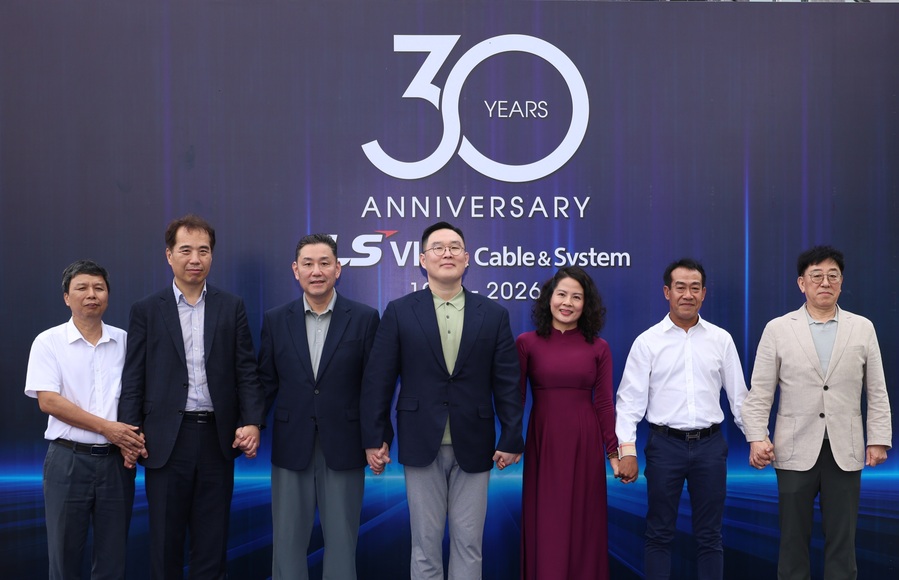 ▲ 베트남 하이퐁 사업장에서 열린 LS-VINA 창립 30주년 기념식에서 참석자들이 기념촬영을 하고 있다. ⓒLS전선