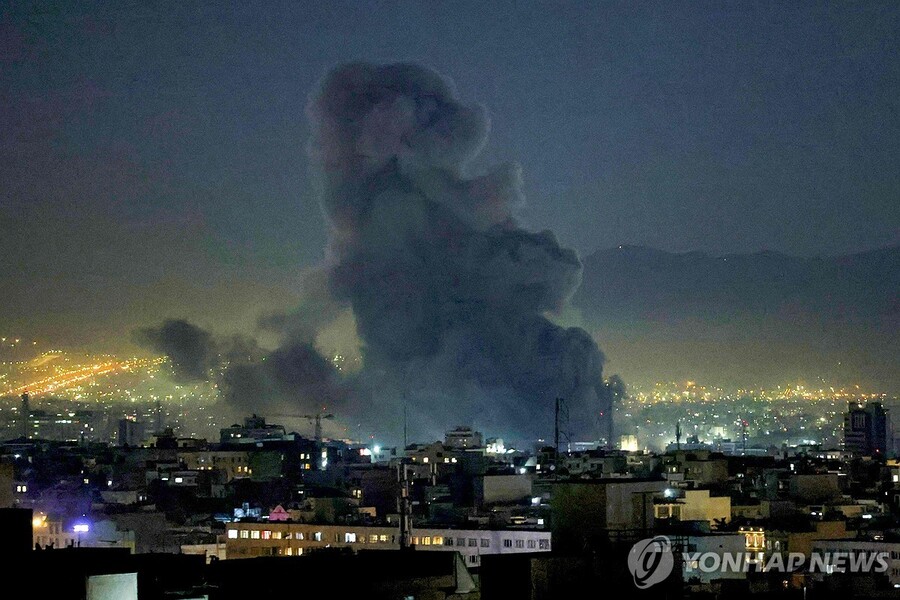▲ 미군의 공습으로 연기가 피어오르는 이란 테헤란시. ⓒ연합뉴스