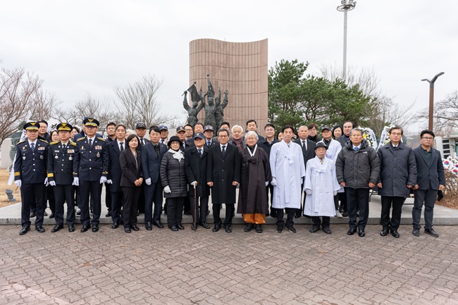▲ 강릉 3·1독립만세운동 기념탑에서 흉상이 안치된 10인의 애국지사를 비롯한 애국선열에 대한 헌화 및 분향을 했다. ⓒ강릉시
