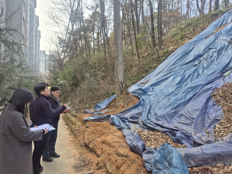 ▲ 광주 북구청 안전총괄과 직원들이 민간 전문가와 합동으로 급경사지를 점검하는 모습ⓒ광주광역시 북구청 제공
