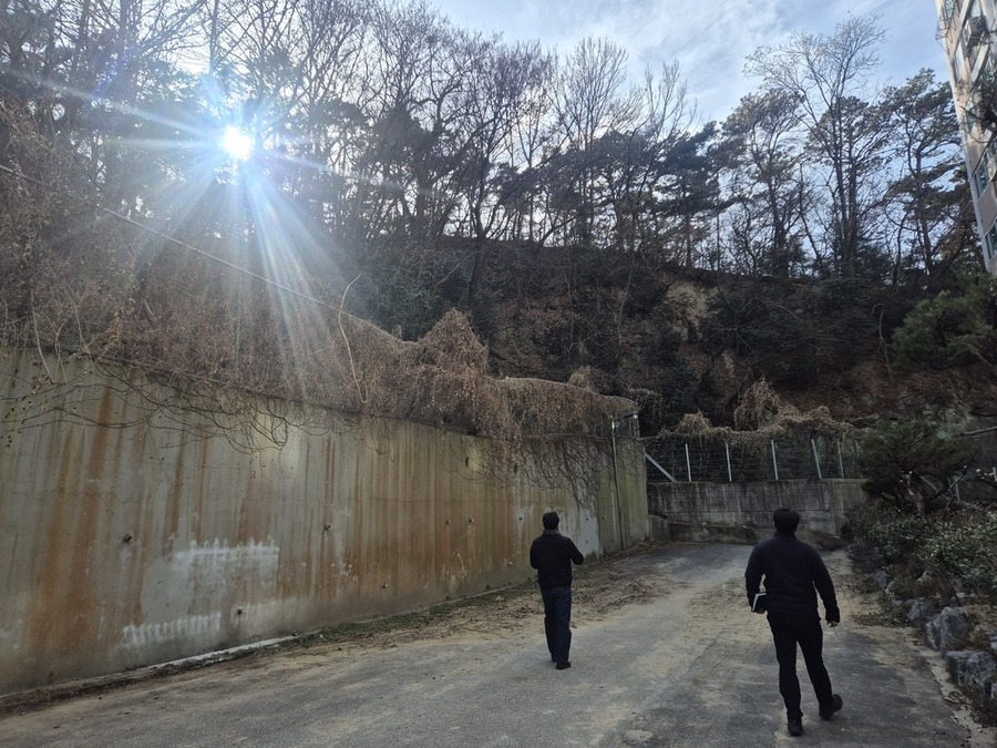 ▲ 광주 북구청 안전총괄과 직원들이 민간 전문가와 합동으로 옹벽을 점검하는 모습ⓒ광주광역시 북구청 제공