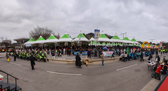 ▲ 강원 삼척시(시장 박상수)가 지난 1일 삼척정월대보름제의 대미를 장식하는 관내 읍면동 및 기업체  대항 기줄다리기대회를 열렸다. 이날 우승은 원덕읍, 준우승은 미로면, 3위는 근덕면, 4위는 정라동이 차지했다. ⓒ삼척시