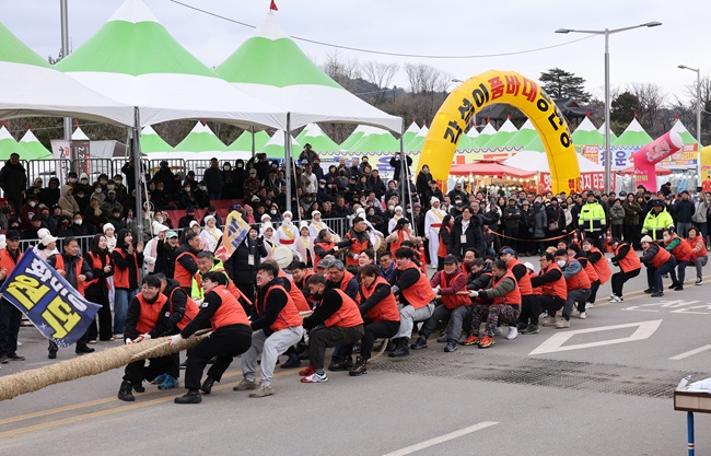 ▲ 강원 삼척시(시장 박상수)가 지난 1일 삼척정월대보름제의 대미를 장식하는 관내 읍면동 및 기업체  대항 기줄다리기대회를 열렸다. 이날 우승은 원덕읍, 준우승은 미로면, 3위는 근덕면, 4위는 정라동이 차지했다. ⓒ삼척시