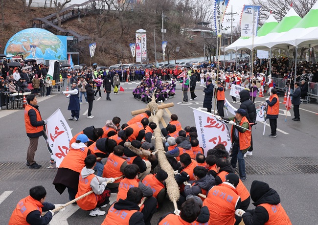 ▲ 강원 삼척시(시장 박상수)가 지난 1일 삼척정월대보름제의 대미를 장식하는 관내 읍면동 및 기업체  대항 기줄다리기대회를 열렸다. 이날 우승은 원덕읍, 준우승은 미로면, 3위는 근덕면, 4위는 정라동이 차지했다. ⓒ삼척시