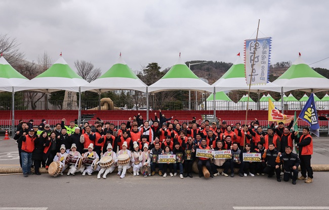 ▲ 강원 삼척시(시장 박상수)가 지난 1일 삼척정월대보름제의 대미를 장식하는 관내 읍면동 및 기업체  대항 기줄다리기대회를 열렸다. 이날 우승은 원덕읍, 준우승은 미로면, 3위는 근덕면, 4위는 정라동이 차지했다. ⓒ삼척시