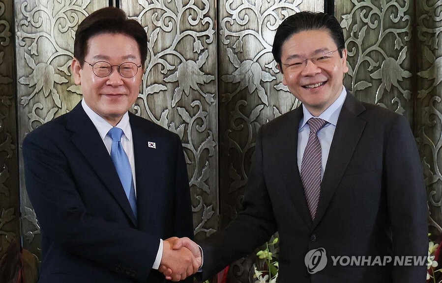 ▲ 이재명 대통령과 로런스 웡 싱가포르 총리가 2일 싱가포르 외교부 청사에서 정상회담에 앞서 악수하고 있다. ⓒ연합뉴스