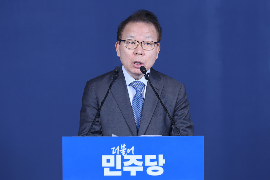 ▲ 김이수 더불어민주당 중앙당 공천관리위원장이 2일 오전 서울 여의도 더불어민주당 중앙당사에서 공천 심사 결과 발표를 하고 있다. ⓒ뉴시스