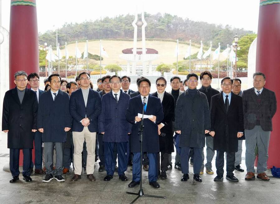 ▲ 강기정 광주광역시장이 2일 국립5·18민주묘지에서 참배를 마친 뒤 민주의문 앞에서 '전남·광주 통합특별시 설치 특별법' 국회 본회의 통과에 따른 입장문을 발표하고 있다.ⓒ광주광역시 제공