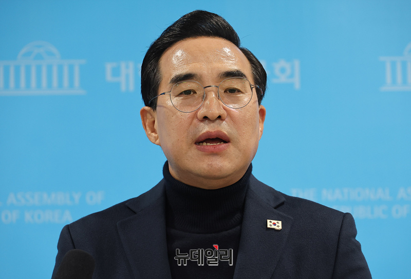 ▲ 박홍근 더불어민주당 의원이 2월 6일 오전 국회 기자회견장에서 조국혁신당과 합당과 관련해 기자회견을 열고 정청래 당대표에게 합당관련 공개 토론을 제안하고 있다. ⓒ정상윤 기자