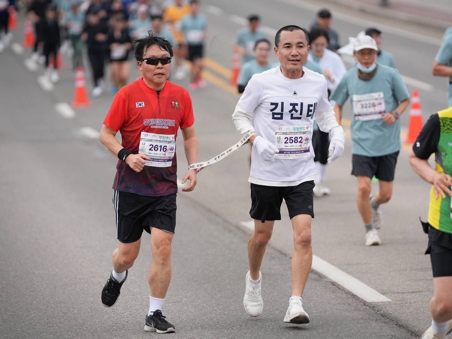 ▲ 김진태 강원특별자치도지사가 지난 1일 '제27회 강원특별자치도민 건강달리기대회'에 참가해 시각장애인과 '팔을 묶고' 나란히 달리는 감동적인 레이스를 펼쳐 화제를 모았다. ⓒ강원특별자치도