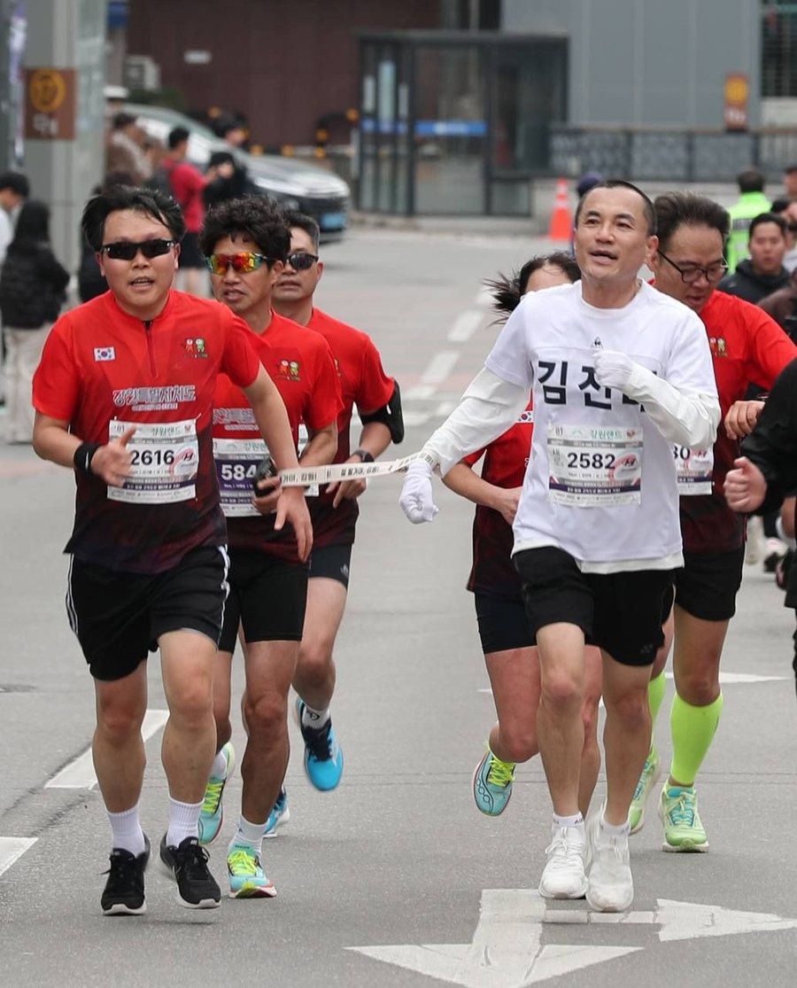 ▲ 김진태 강원특별자치도지사가 지난 1일 '제27회 강원특별자치도민 건강달리기대회'에 참가해 시각장애인과 '팔을 묶고' 나란히 달리는 감동적인 레이스를 펼쳐 화제를 모았다. ⓒ강원특별자치도